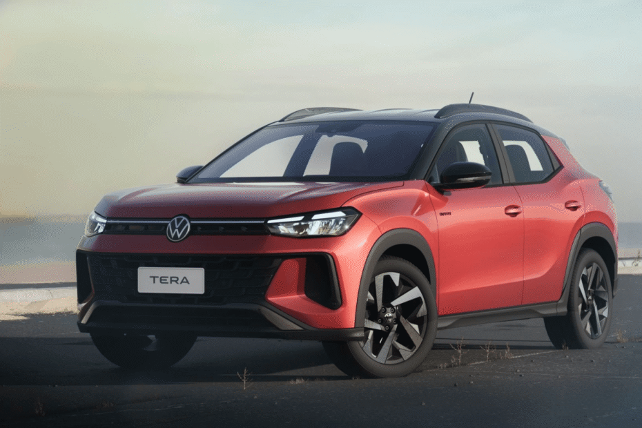 Volkswagen Tera High vermelho parado na diagonal.