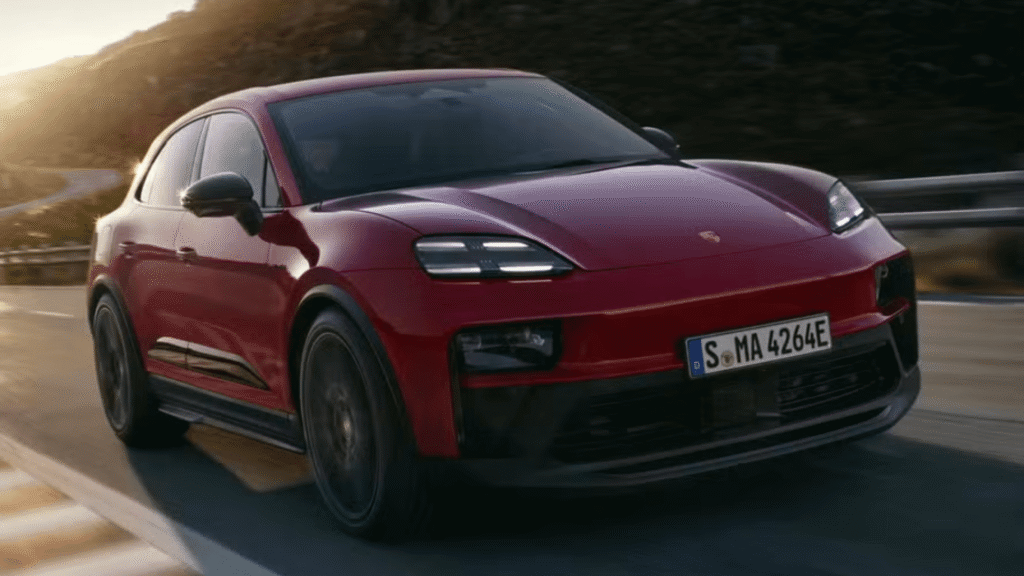 Porsche Macan EV GTS vermelho em movimento.