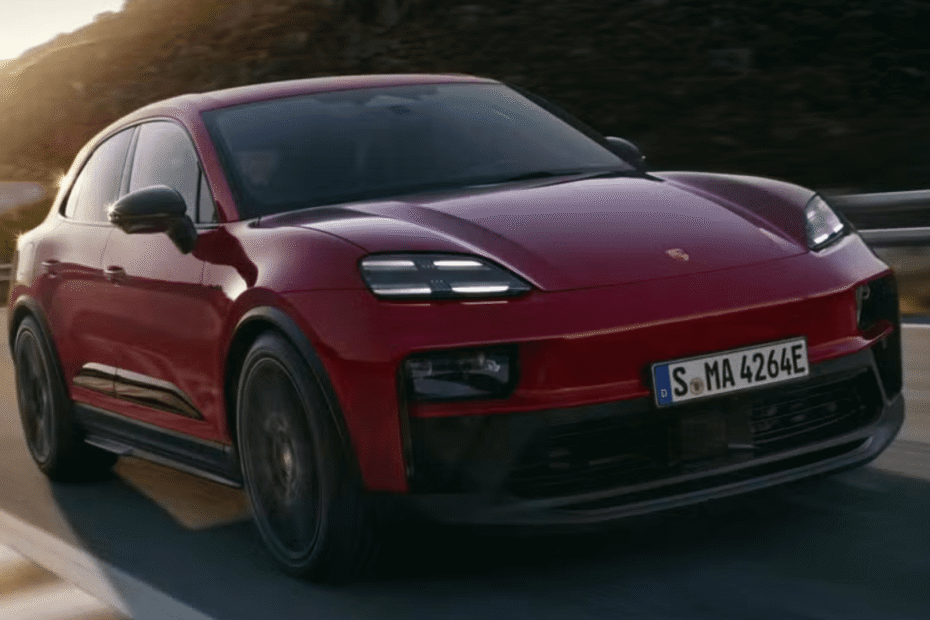Porsche Macan EV GTS vermelho em movimento.