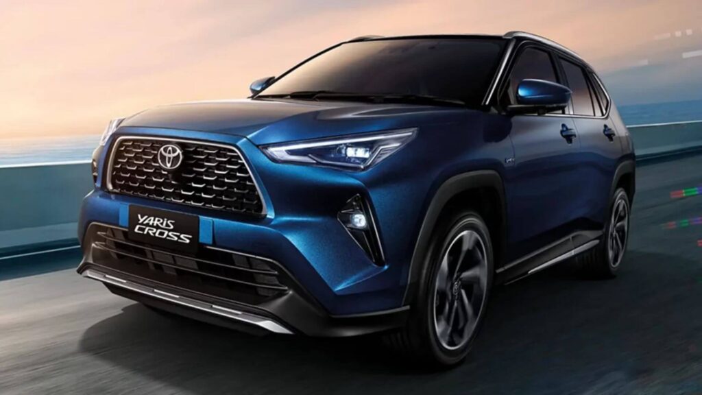Toyota Yaris Cross azul em movimento na estrada.