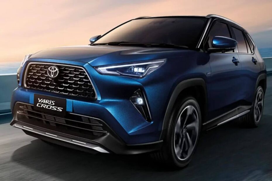 Toyota Yaris Cross azul em movimento na estrada.