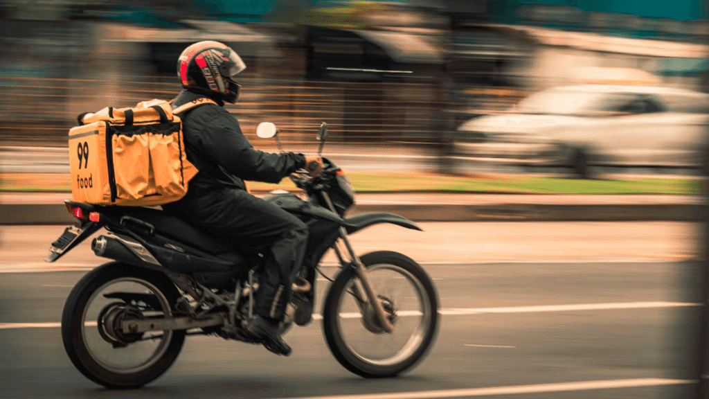 Motoboy em movimento na estrada.