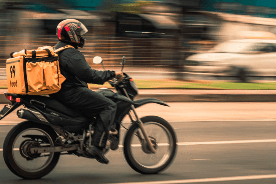 Motoboy em movimento na estrada.