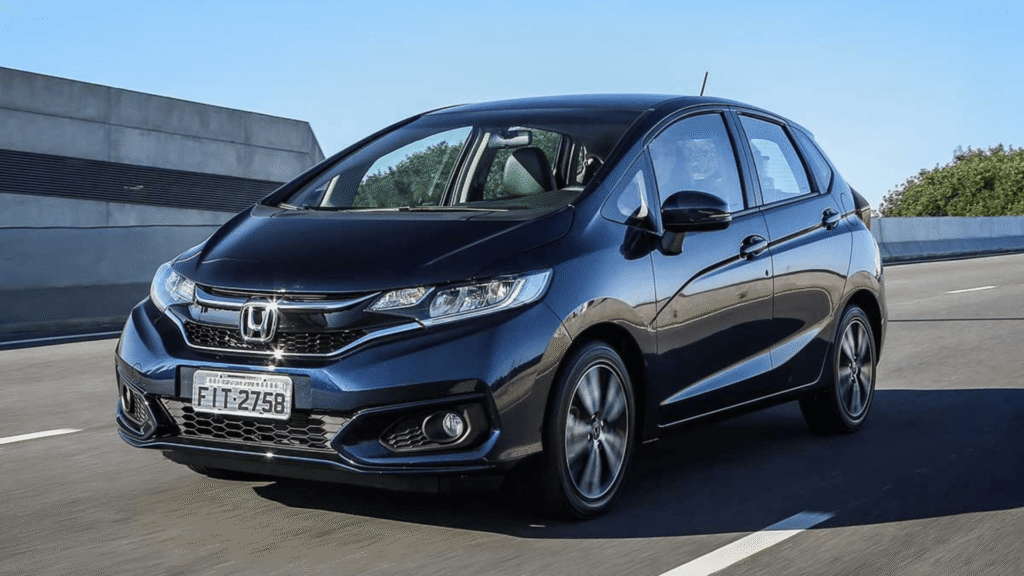 Honda Fit azul em movimento na estrada