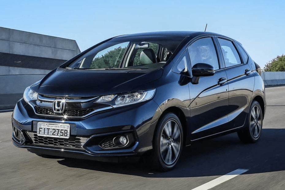 Honda Fit azul em movimento na estrada