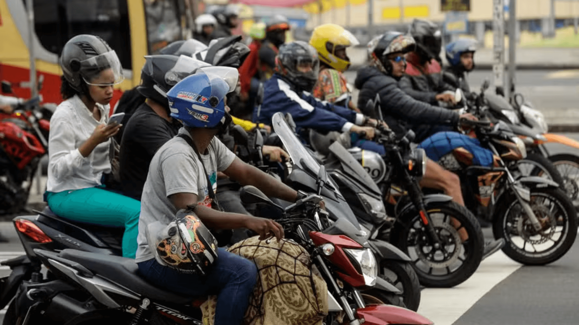 Motos parada em uma faixa de pedestres.