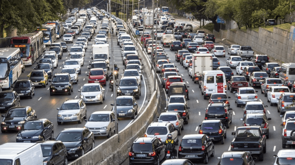 Carros parados no meio da BR.