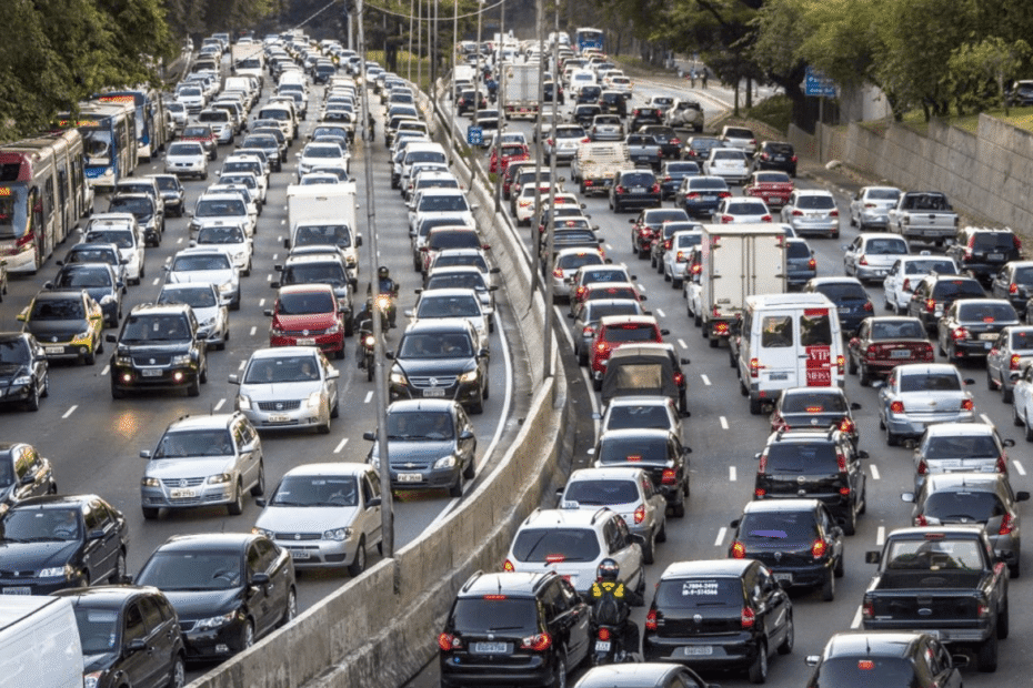 Carros parados no meio da BR.