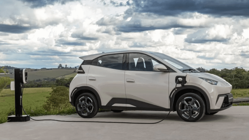 Carro elétrico branco carregando no Pará.