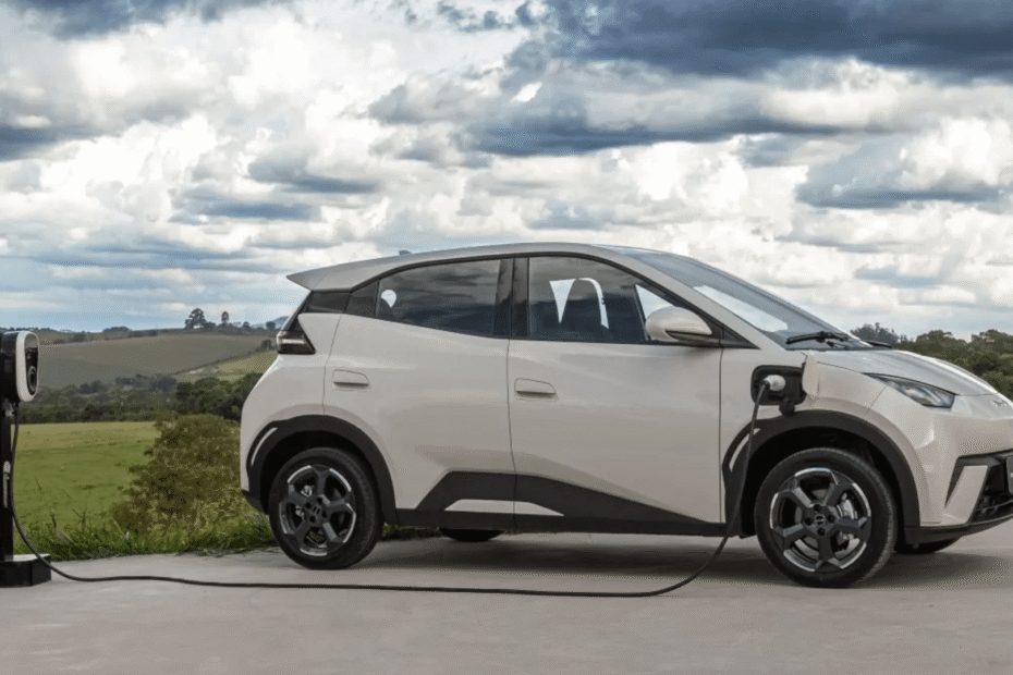 Carro elétrico branco carregando no Pará.