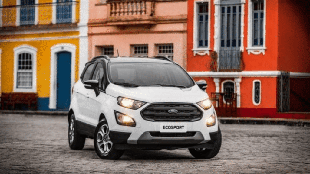 Ford EcoSport Freestyle 2019 branco parado na diagonal.