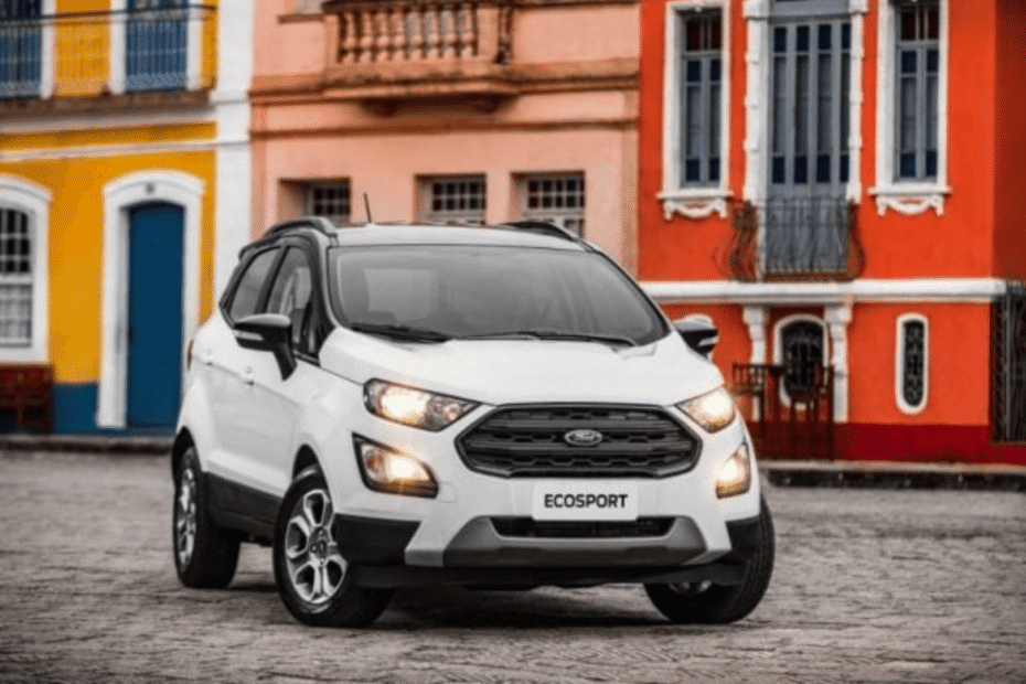 Ford EcoSport Freestyle 2019 branco parado na diagonal.