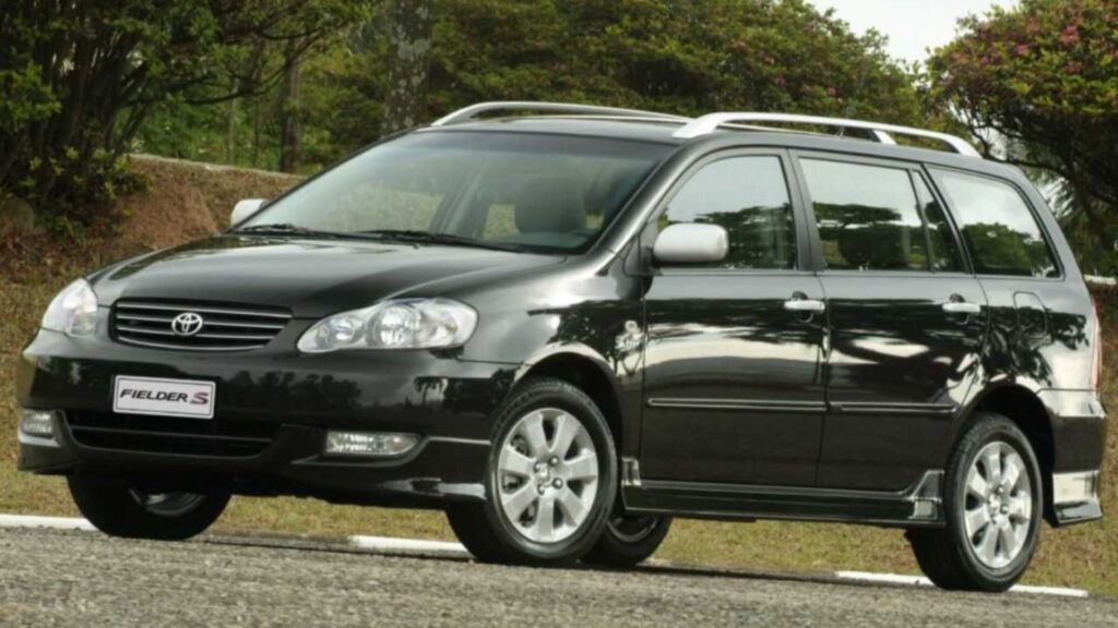 Toyota Fielder preto parado na diagonal.