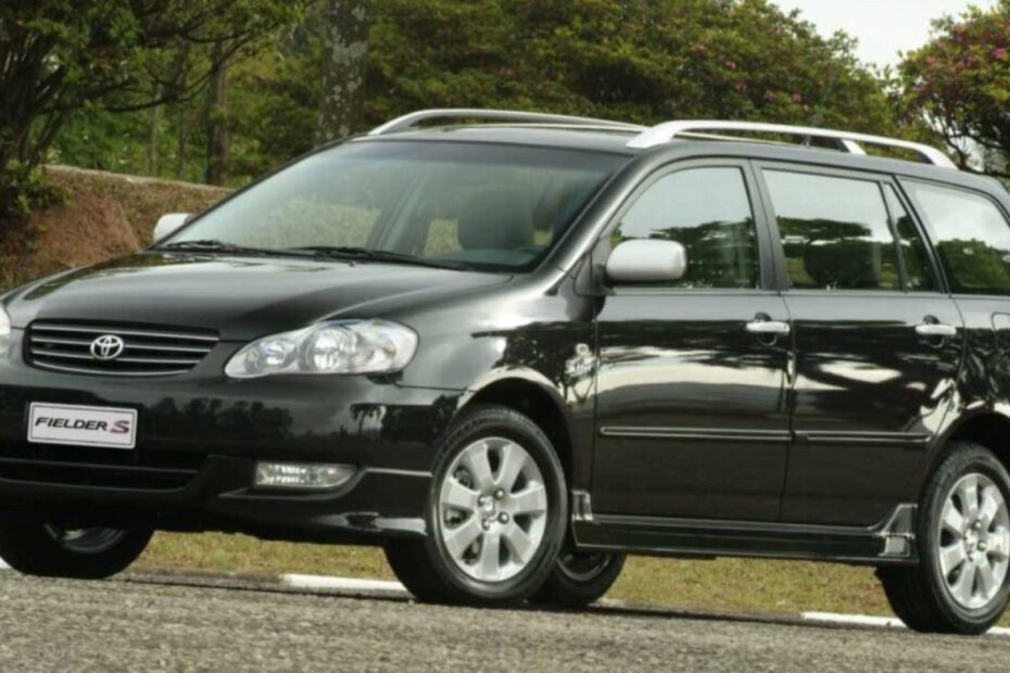 Toyota Fielder preto parado na diagonal.