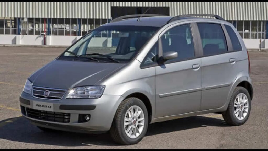 Fiat Idea prata parado na diagonal.