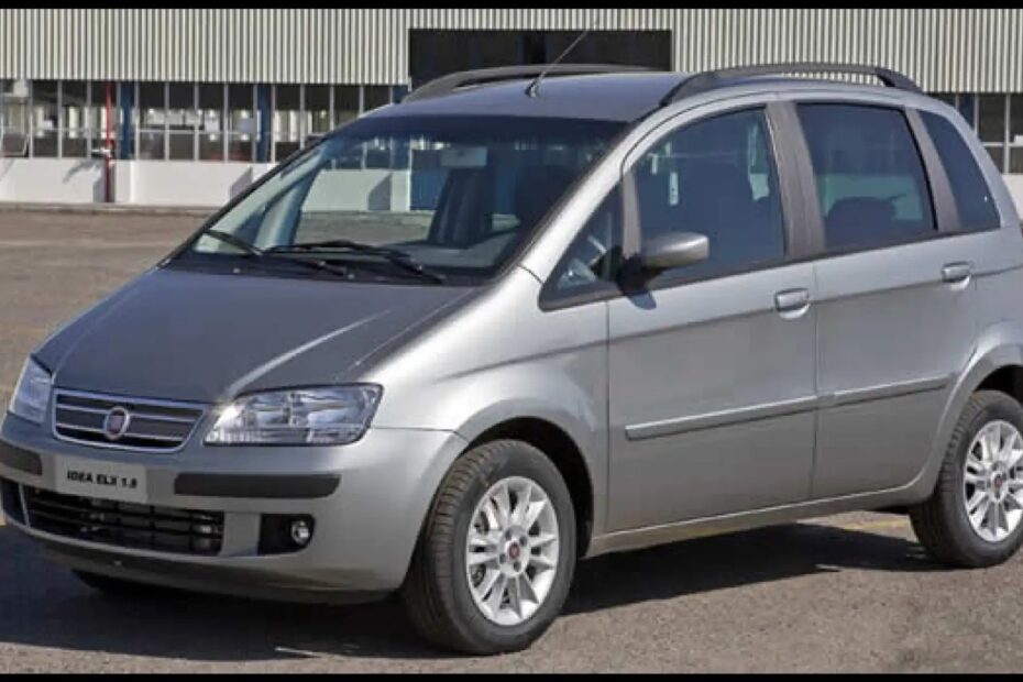 Fiat Idea prata parado na diagonal.