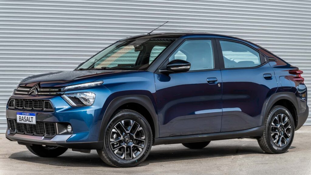 Citroën Basalt azul parado na diagonal.