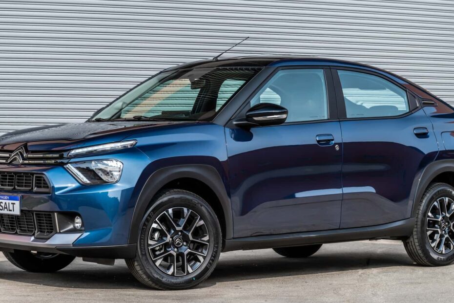 Citroën Basalt azul parado na diagonal.