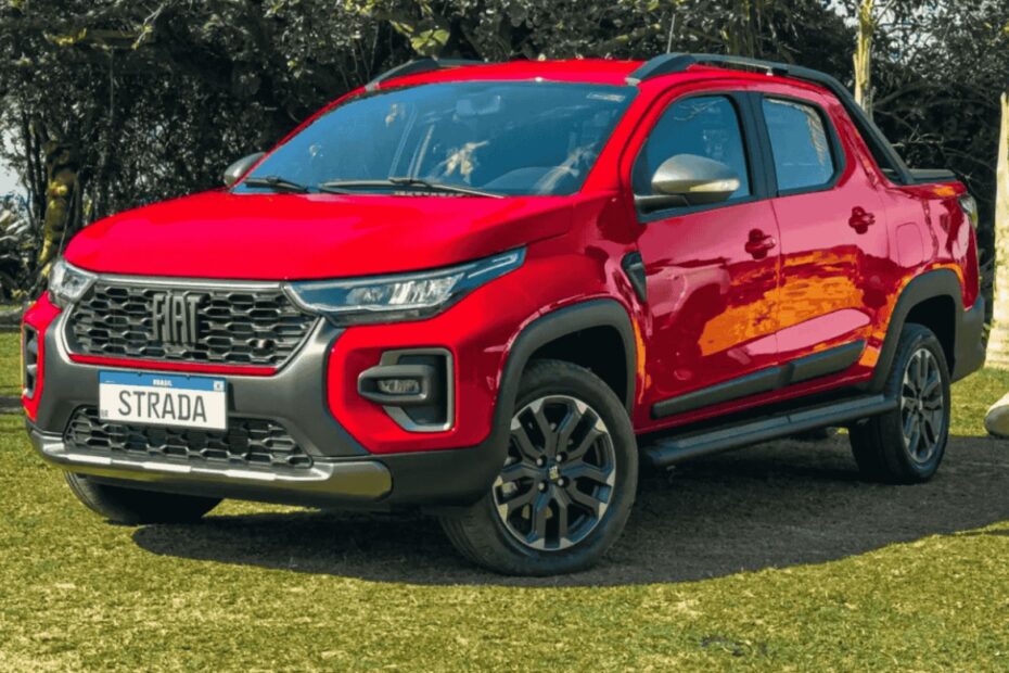 Fiat Strada vermelho parado na diagonal.