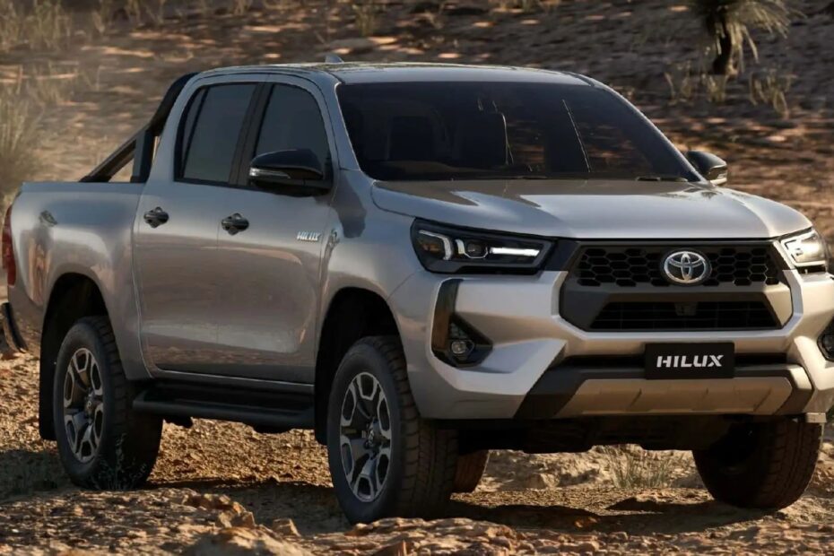 Hilux prata parada na diagonal.