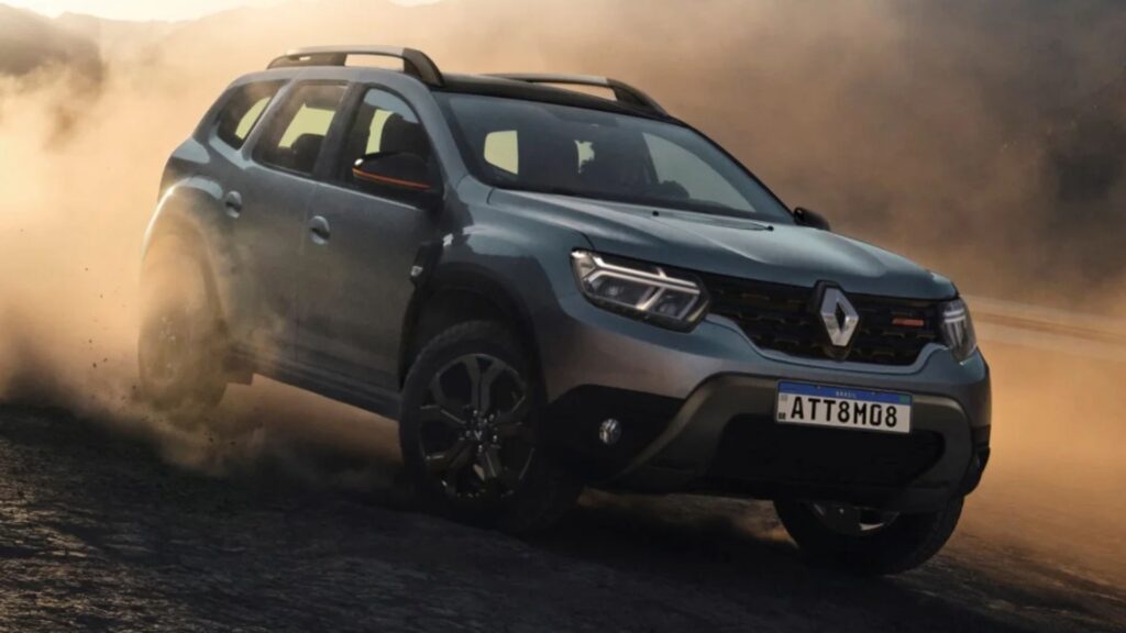 Duster Iconic Plus 1.3 Turbo 2026 cinza em movimento na areia.