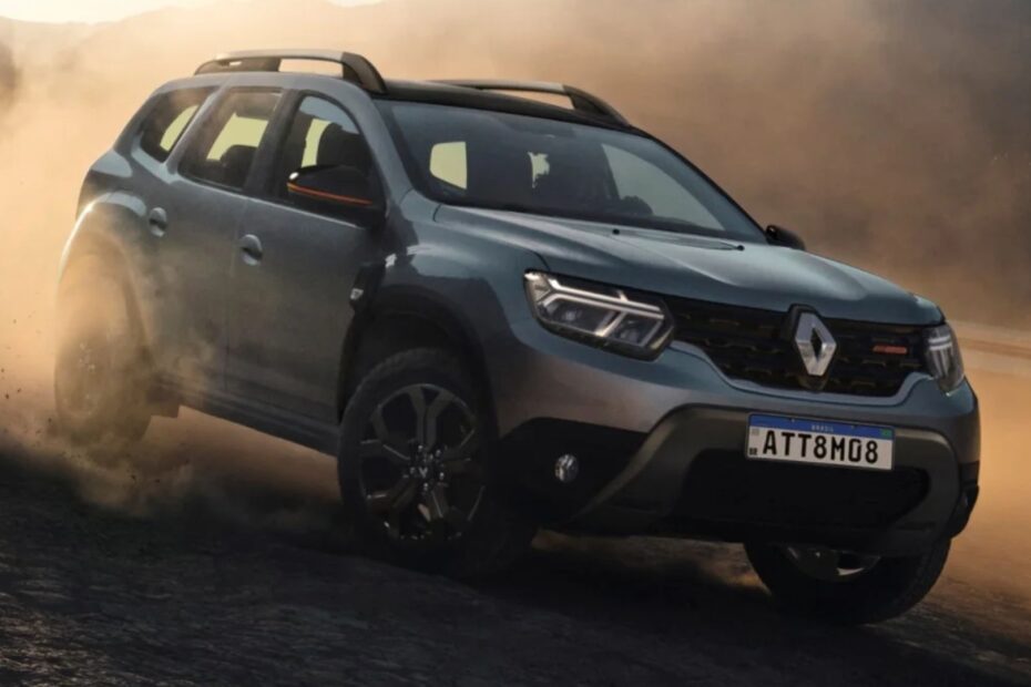 Duster Iconic Plus 1.3 Turbo 2026 cinza em movimento na areia.