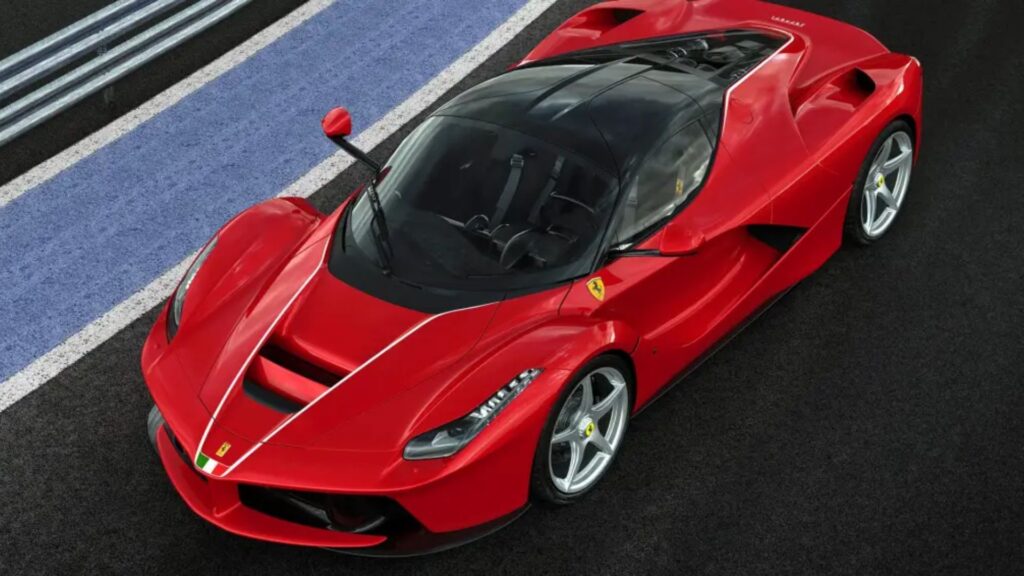 Ferrari vermelha na pista de corrida.