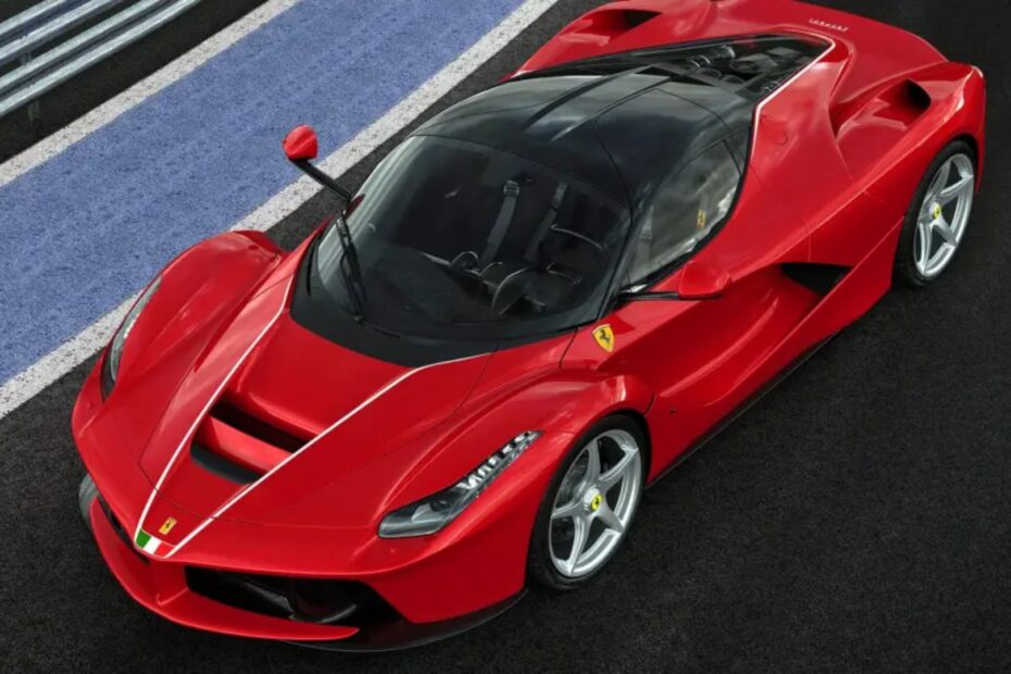 Ferrari vermelha na pista de corrida.