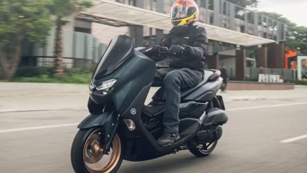 NMAX 160 preto em movimento na estrada.