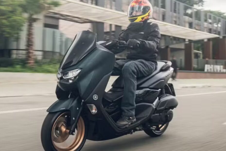 NMAX 160 preto em movimento na estrada.