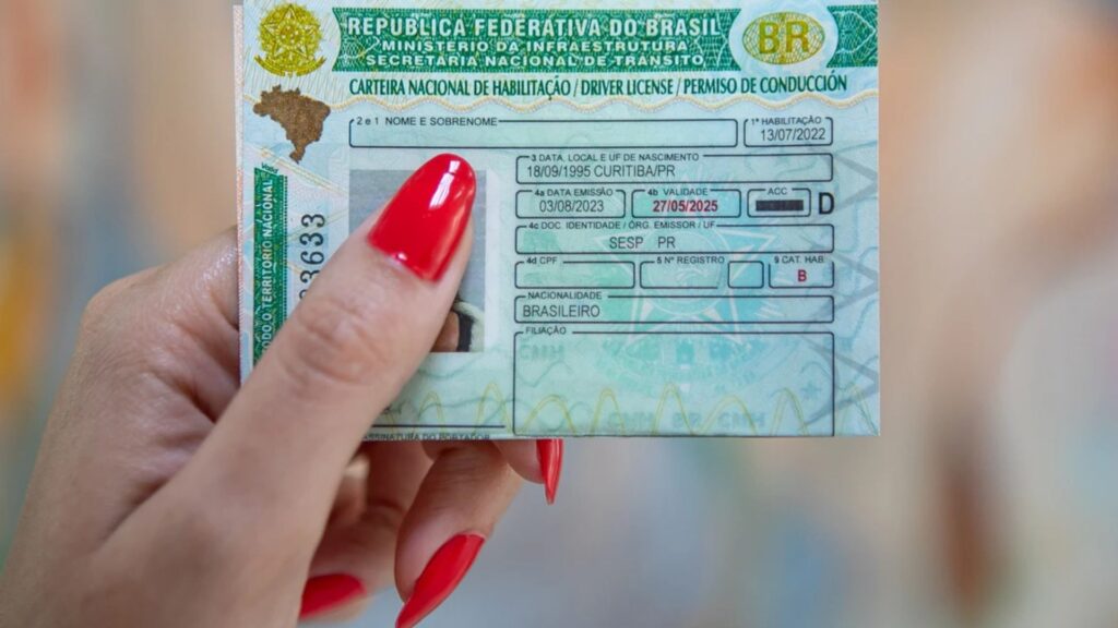 pessoa segurando a cnh.