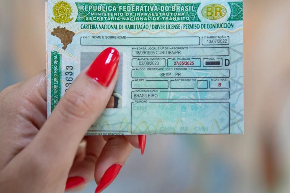 pessoa segurando a cnh.