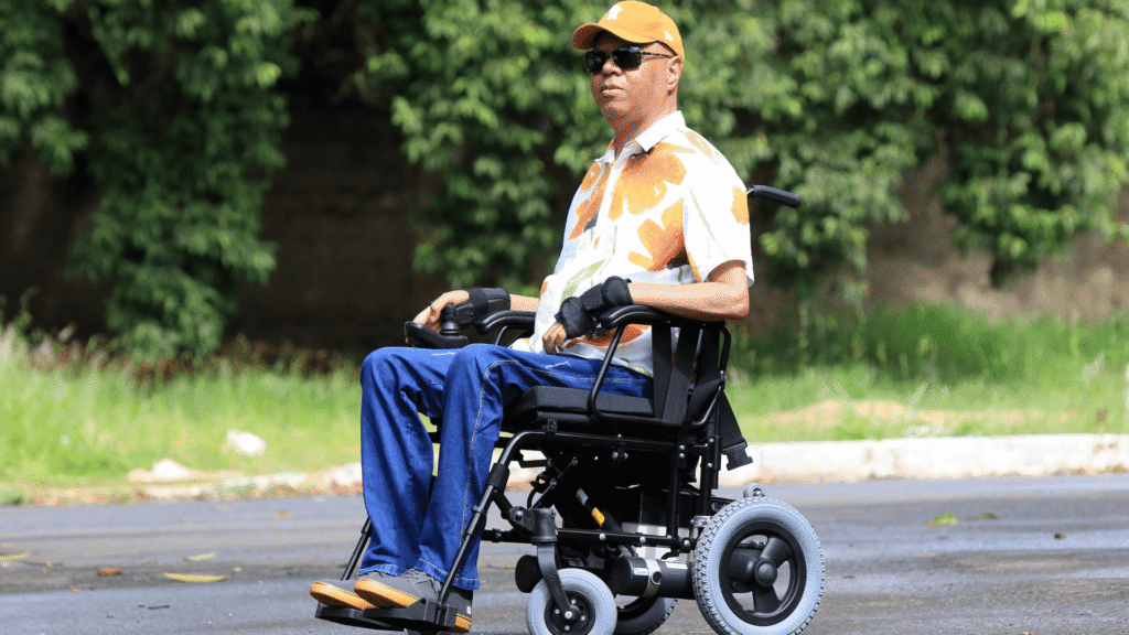 Cadeirante em uma cadeira de rodas motorizada.