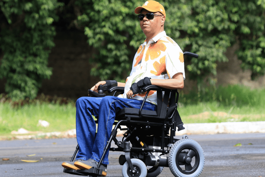 Cadeirante em uma cadeira de rodas motorizada.