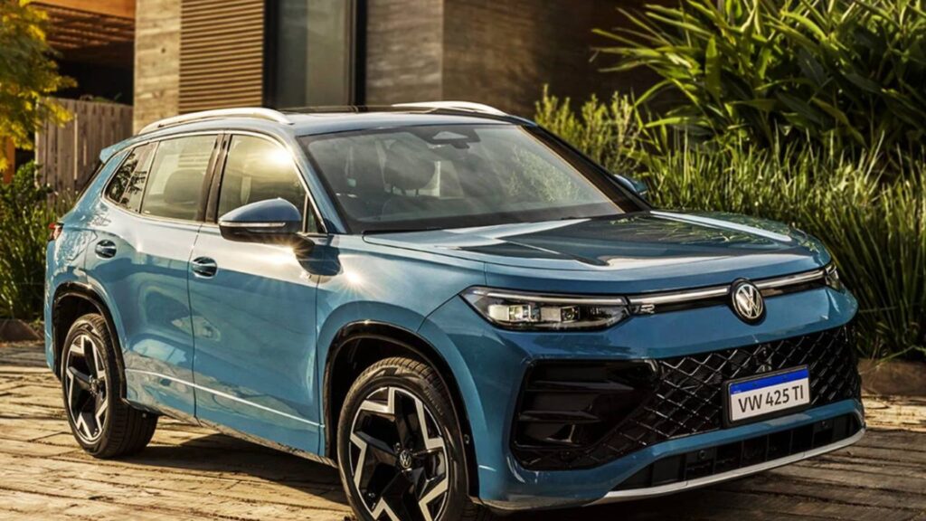Tiguan 2026 azul em movimento na estrada.