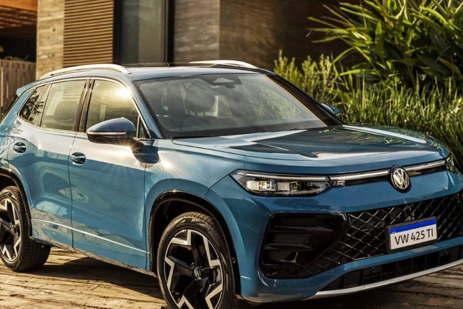 Tiguan 2026 azul em movimento na estrada.
