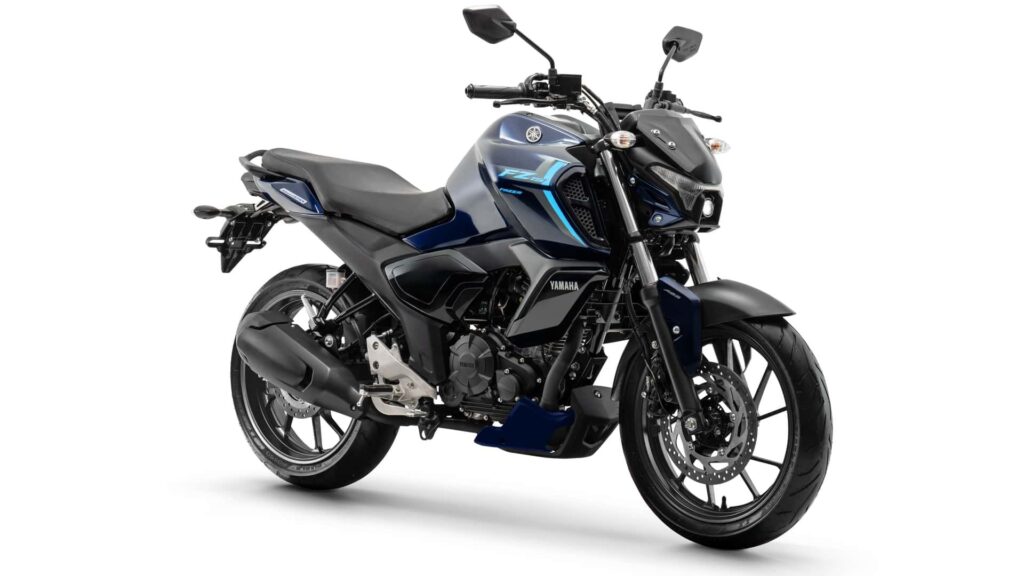 Fazer FZ15 2026 azul parado na diagonal em um fundo branco.