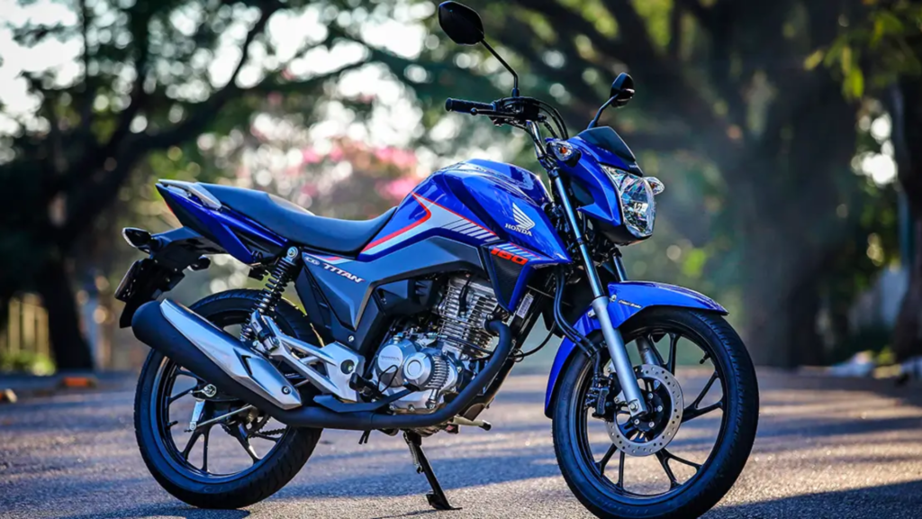 Honda Titan 160 azul parado na diagonal.