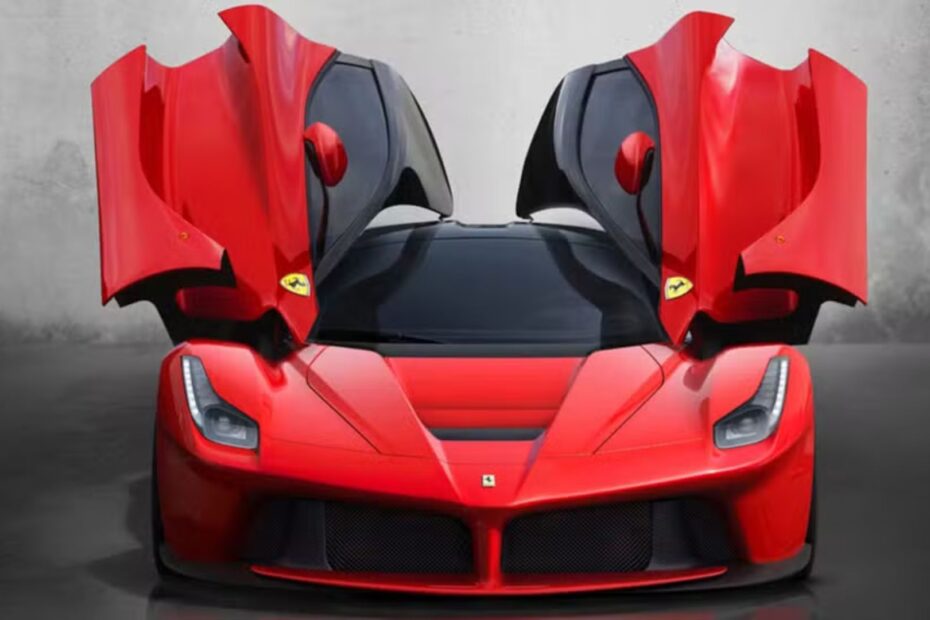 Ferrari LaFerrari vermelho parado.