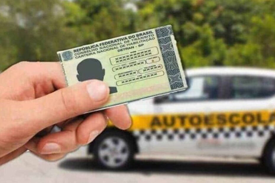 Pessoa segurando a CNH com a sua mão.