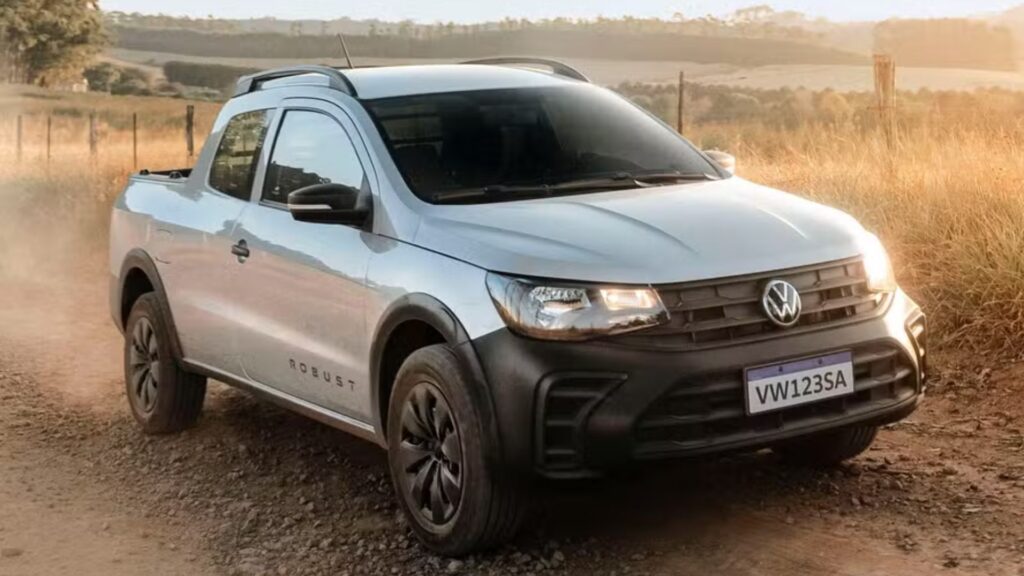 Volkswagen Saveiro cinza em movimento na estrada.